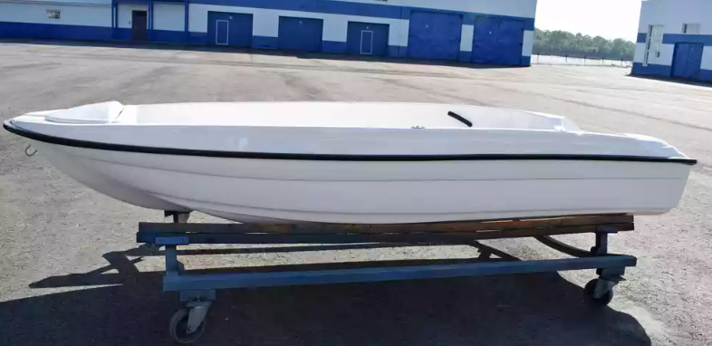 Стеклопластиковая лодка Пингвин (тримаран) в Невинномысске