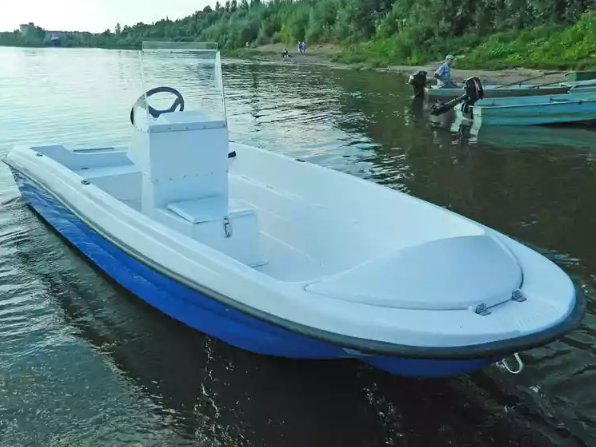 Стеклопластиковая лодка Пингвин с консолью (тримаран) в Невинномысске