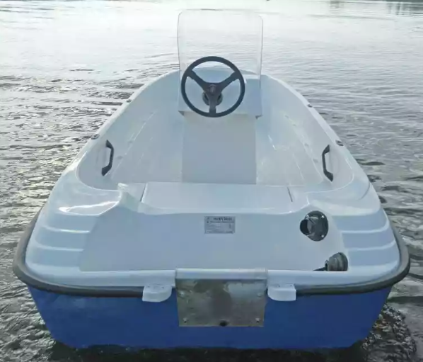 Стеклопластиковая лодка Пингвин с консолью (тримаран) в Невинномысске