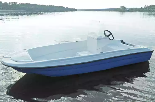 Стеклопластиковая лодка Пингвин с консолью (тримаран) в Невинномысске