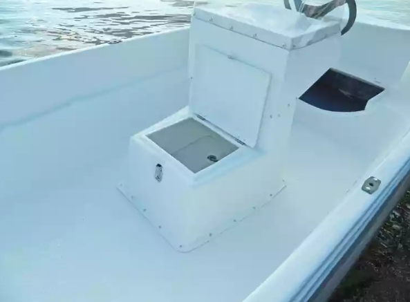 Стеклопластиковая лодка Пингвин с консолью (тримаран) в Невинномысске