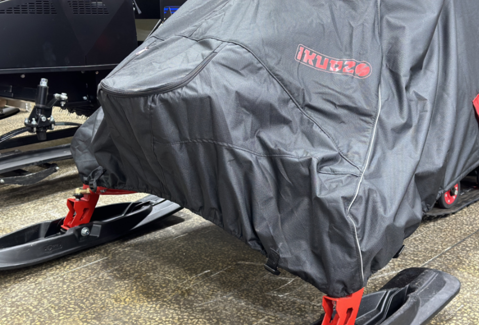 Чехол транспорт. снегохода IKUDZO HUNTER черно-красный Оксфорд ПРЕМИУМ качества с лого IKUDZO в Невинномысске