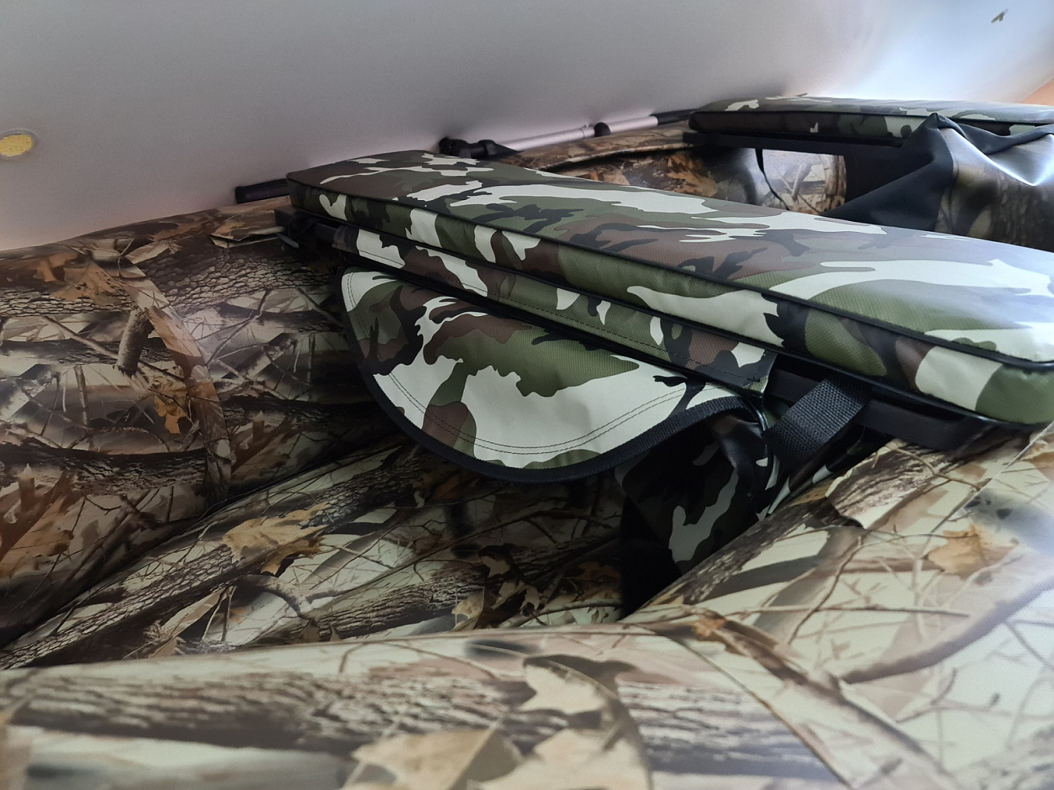 КОМПЛЕКТ МЯГКИХ НАКЛАДОК С СУМКОЙ ДЛЯ ЛОДОК 80Х20 КАМУФЛЯЖ в Невинномысске